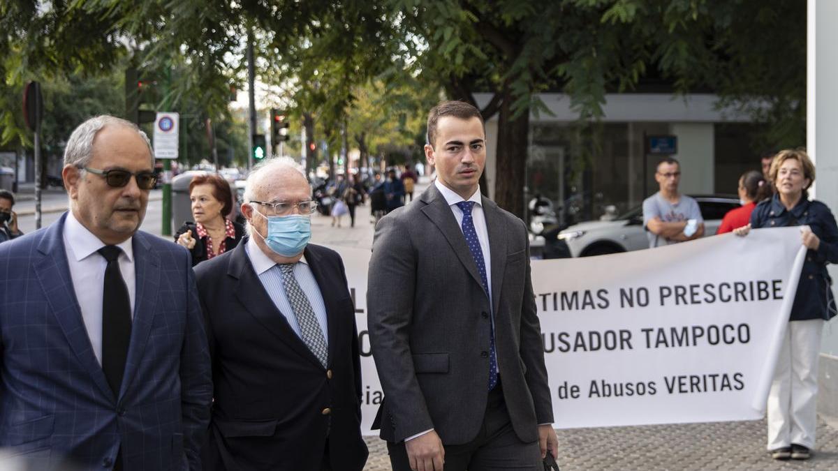 El psiquiatra sevillano Javier criado a la salida de los juzgados mientras sus víctimas reclaman una reforma del Código Penal.