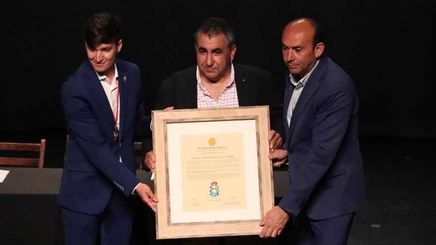 La centenaria cofradía de Aguiño recibe la Medalla de Oro del Concello de Ribeira