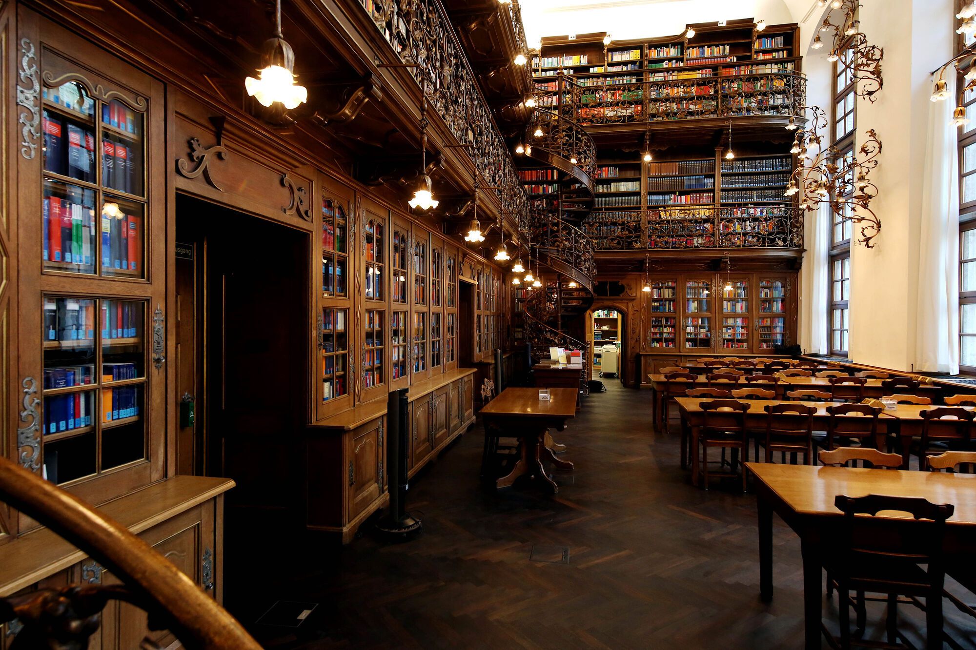 Ubicada en la ciudad de Múnich, esta biblioteca con estilo Art Nouveau es considerada de las más bonitas del mundo