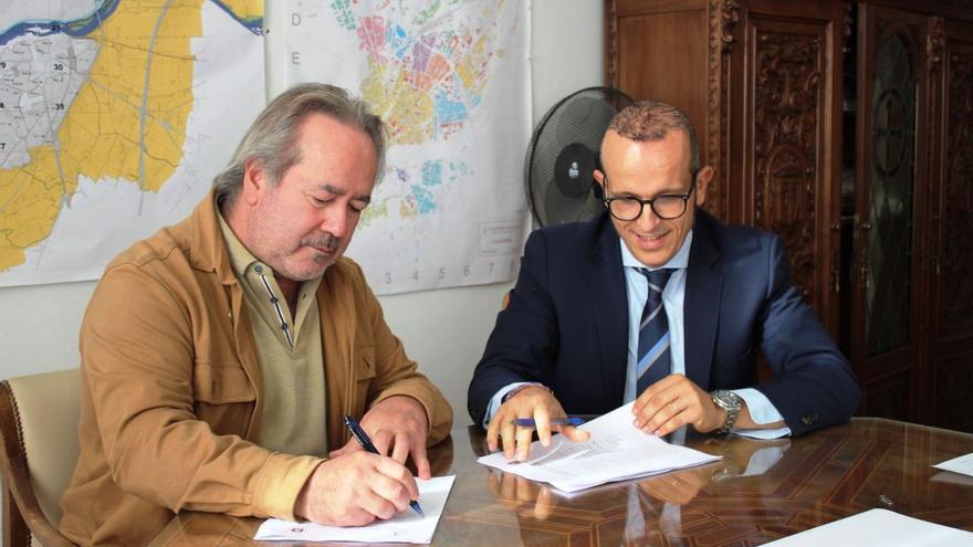 Francisco Guarido y José Manuel Chillón firman el convenio del Seminario .