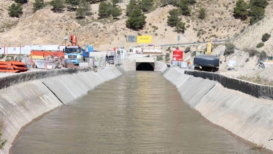 Canal de la margen izquierda del Trasvase Tajo-Segura a su paso por el túnel de Ulea.