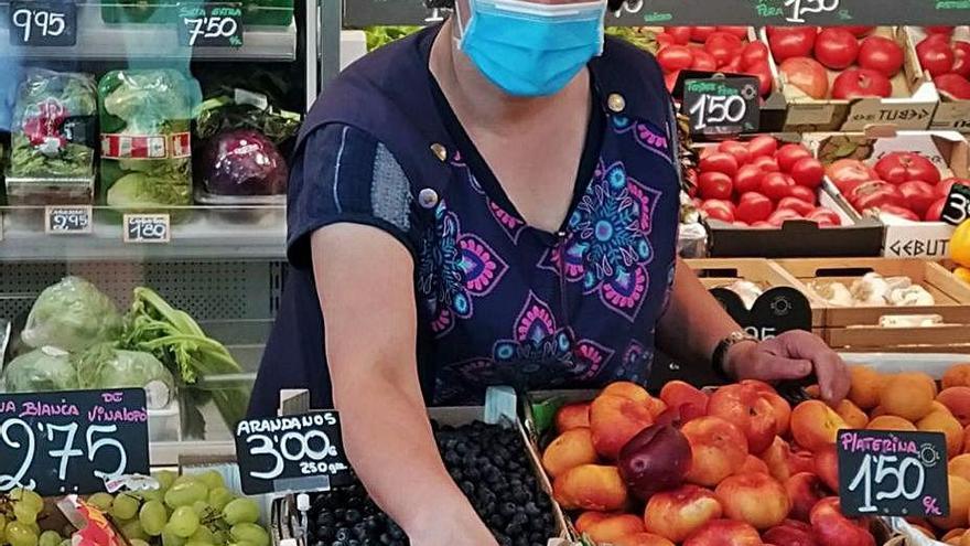 Soledad Meana, ayer, en su frutería de la plaza de La Felguera.