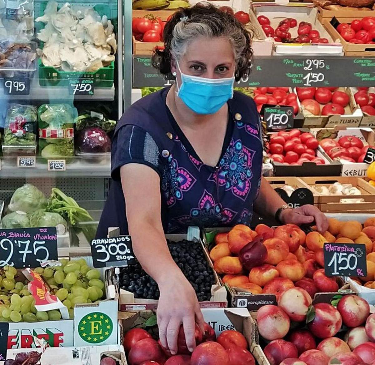 Soledad Meana, ayer, en su frutería de la plaza de La Felguera.