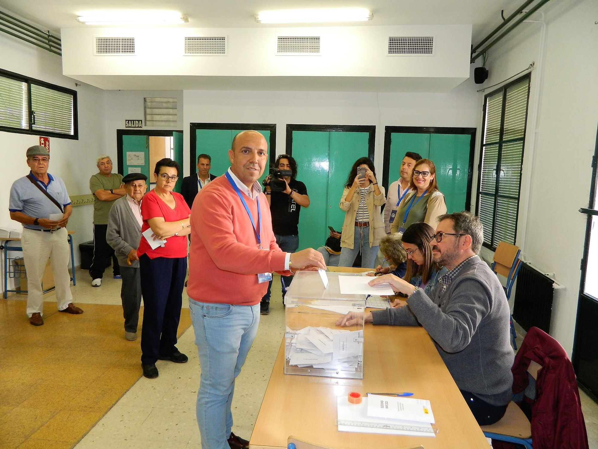 Rute. David Ruiz, candidato del PP ha votado en el colegio Los Pinos