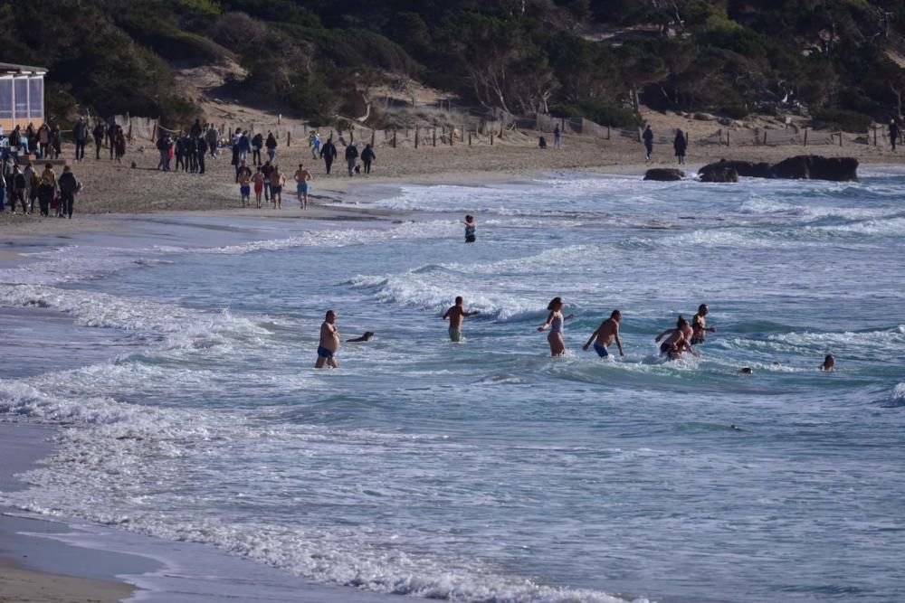 Primer baño del año en ses Salines.