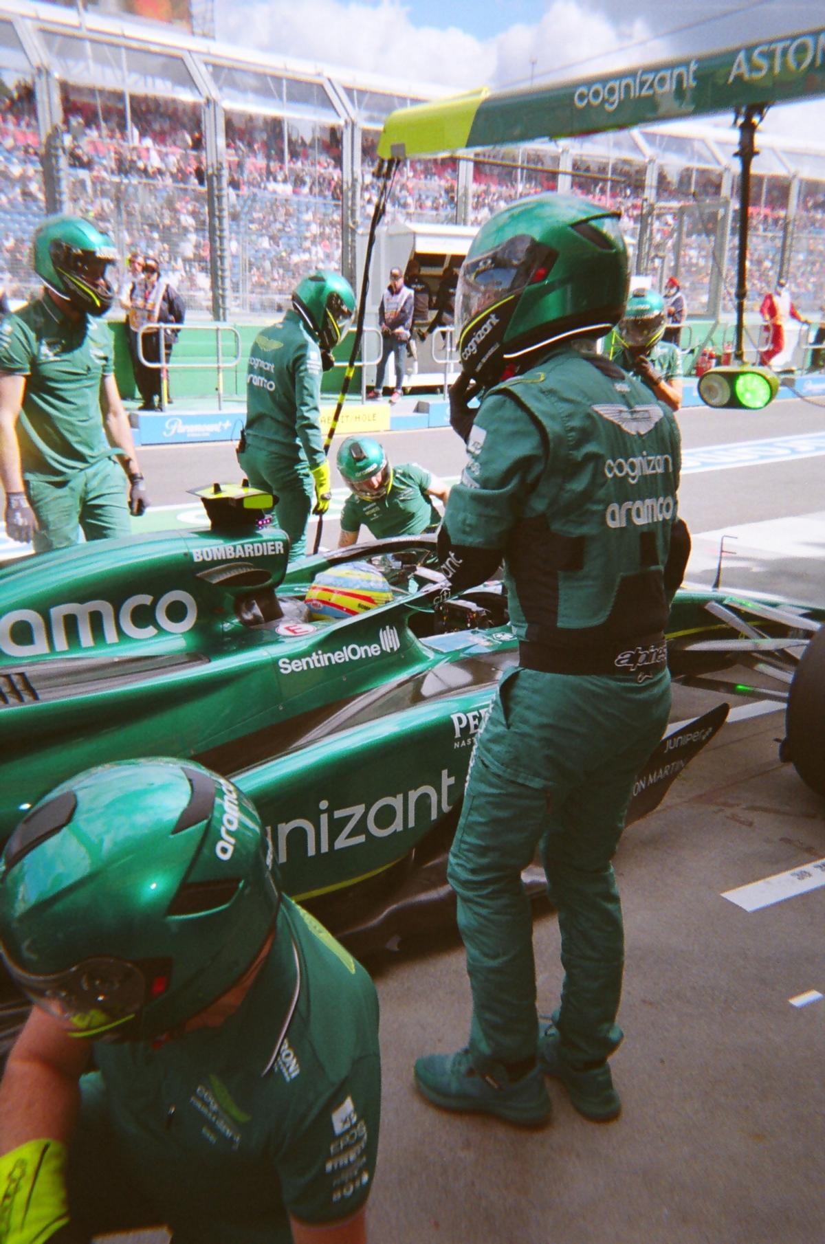 Fernando Alonso, durante un pit-stop en Melbourne.