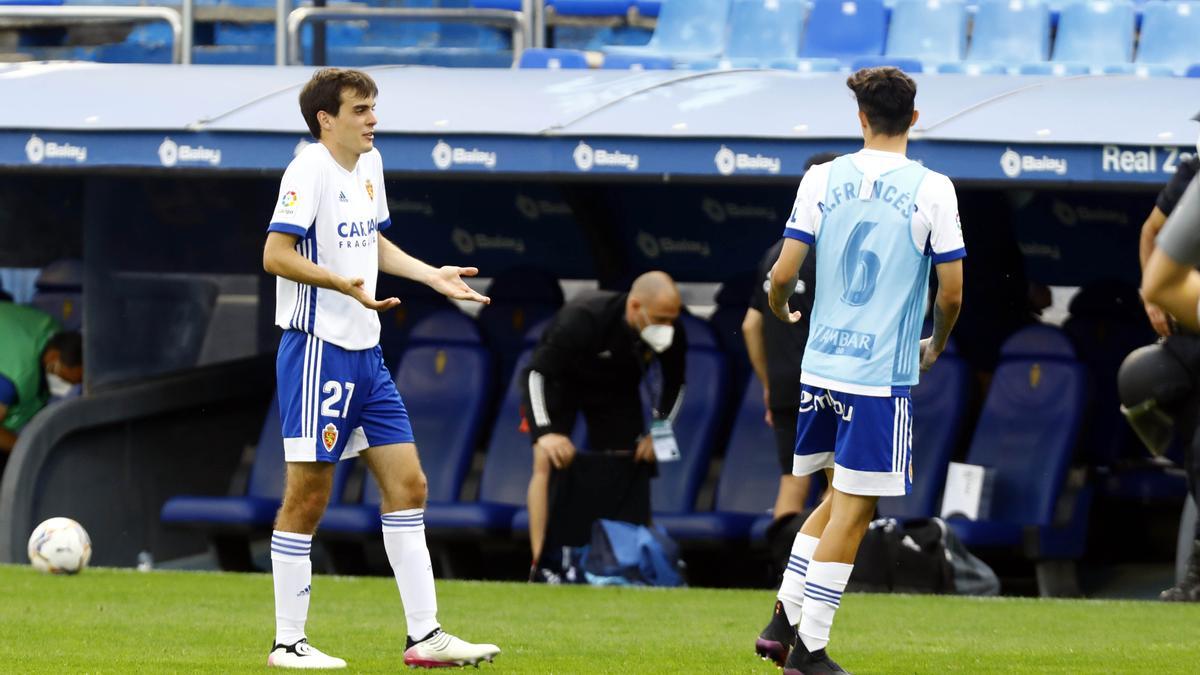 Francho y Francés, suplentes ante el Espanyol, durante el calentamiento en el descanso.