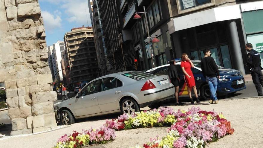 Un coche impacta contra la Puerta del Carmen