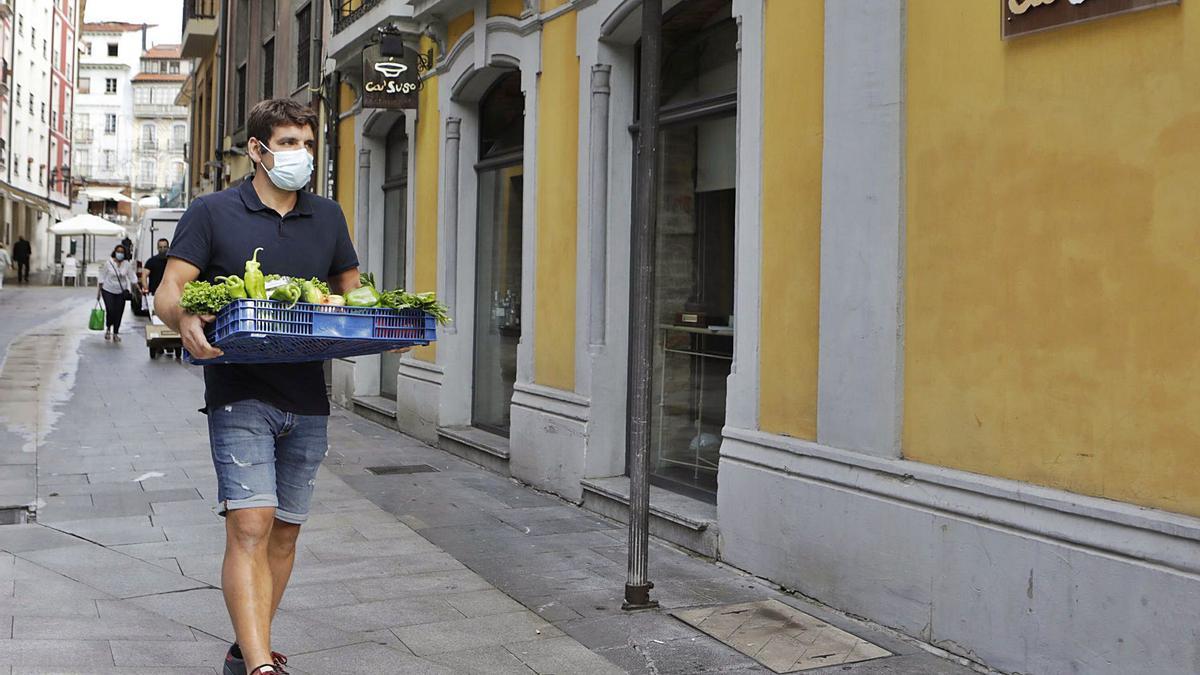 Fernando Álvarez, llegando con una caja con verduras a Ca’ Suso, en Oviedo. | F. Rodríguez