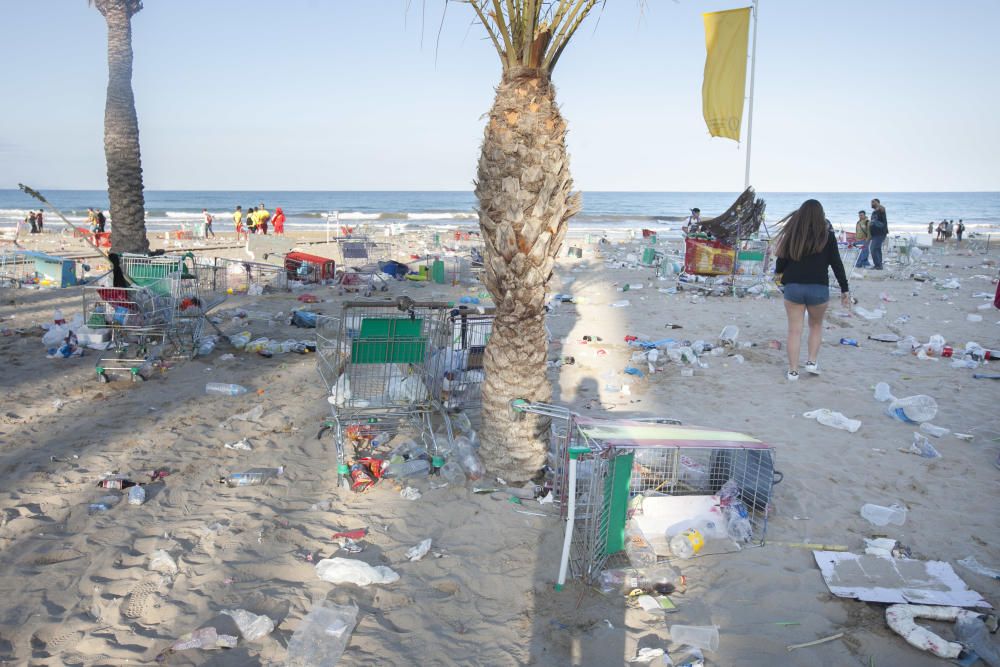 El macrobotellón de Santa Faz deja en la playa miles de kilos de basura