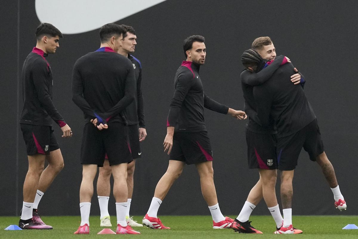 Raphinha abraza a Fermín en el entrenamiento de este viernes.