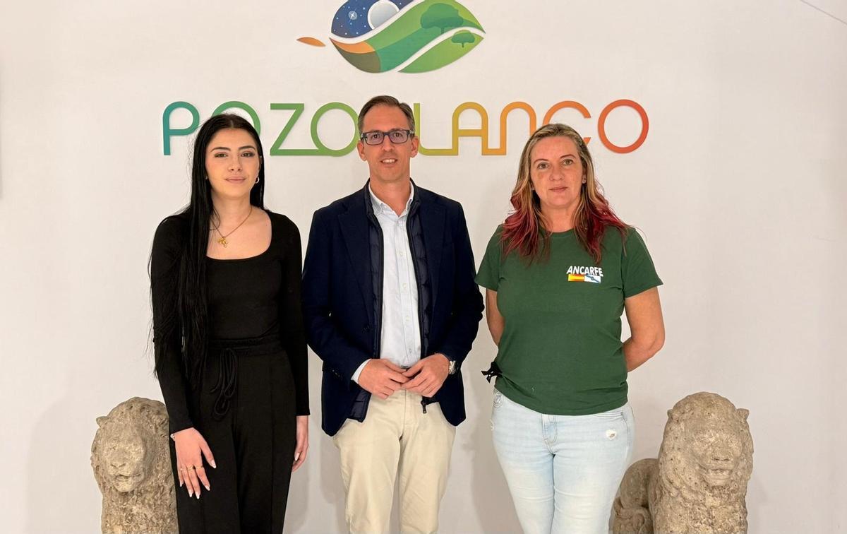 El alcalde, con la presidenta de Ancarfe y la delegada en Andalucía.