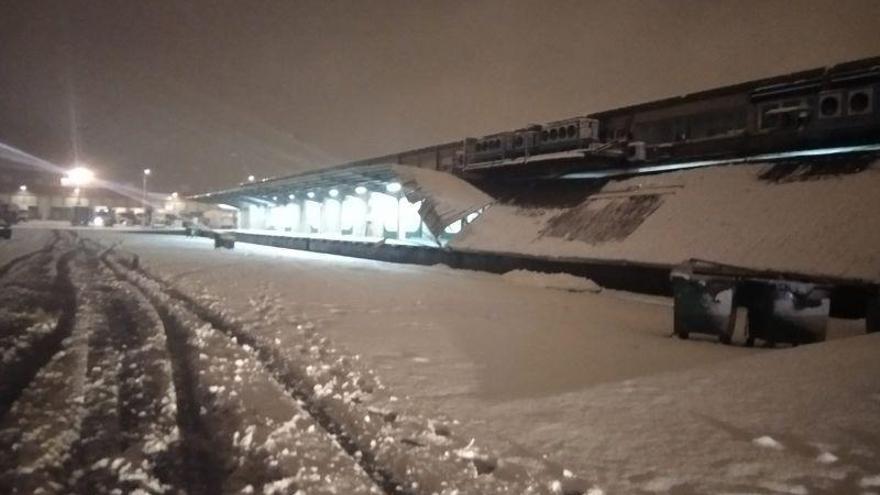 Alerta naranja en la capital: Se desprende un alero de 300 metros de Mercazaragoza tras la nevada
