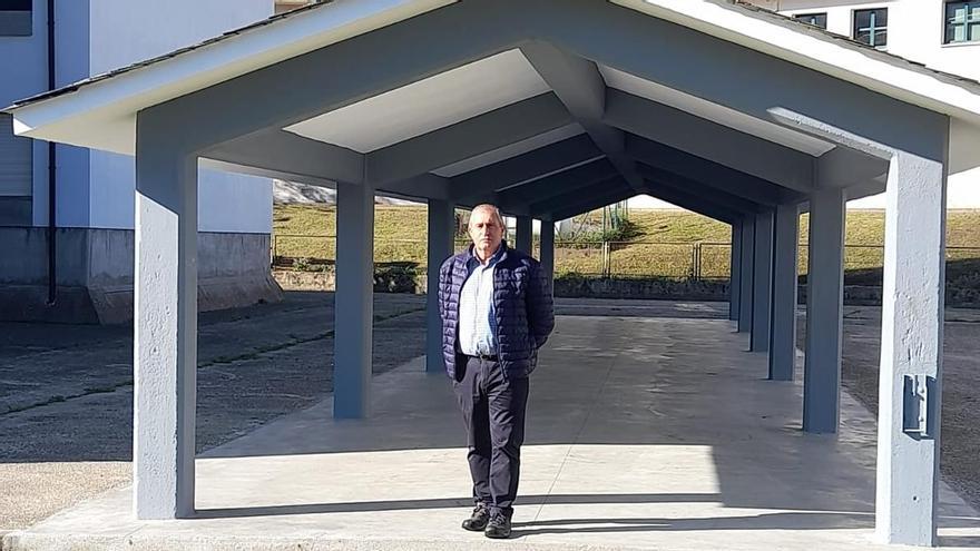 El concejal Carlos Fernández, en el cobertizo, que estrena obra.