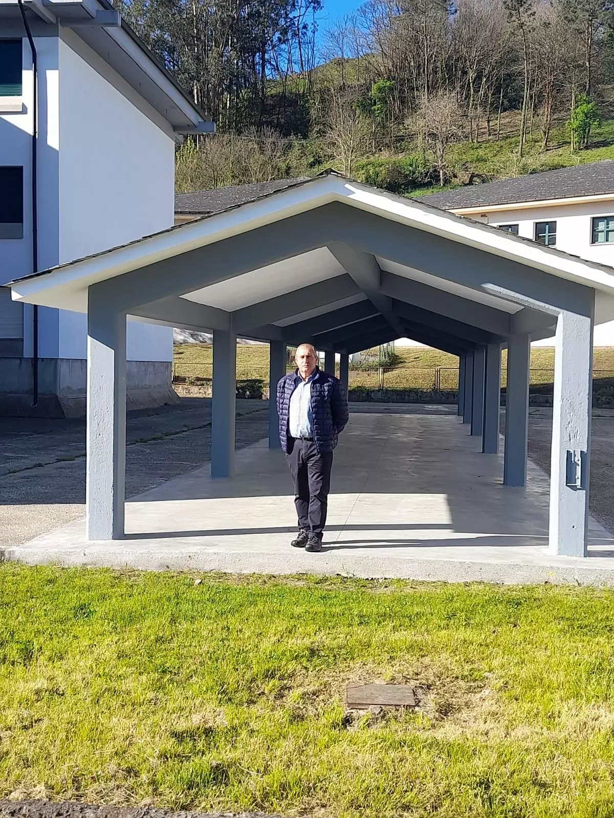 El colegio de Trevías estrena cubierta en el cobertizo del patio