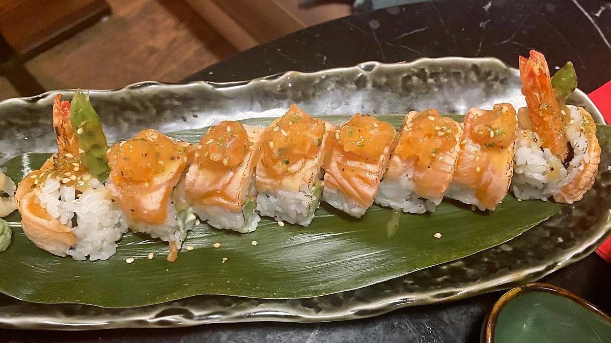El 'uramaki' de salmón flambeado y langostino en tempura del restaurante Sophie.