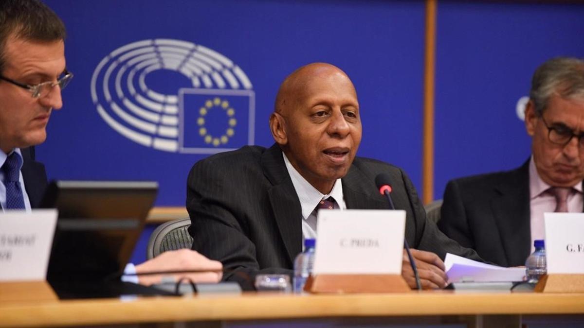 Fariñas (centro) se dirige a los eurodiputados en la comisión de derechos humanos, en Bruselas, este miércoles.
