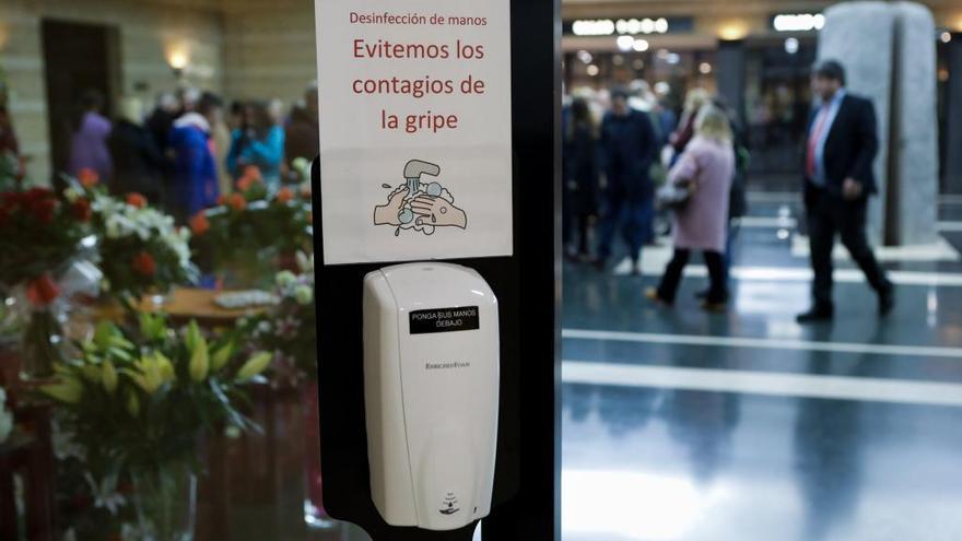 Dispensador de desinfectante en un tanatorio de Gijón.