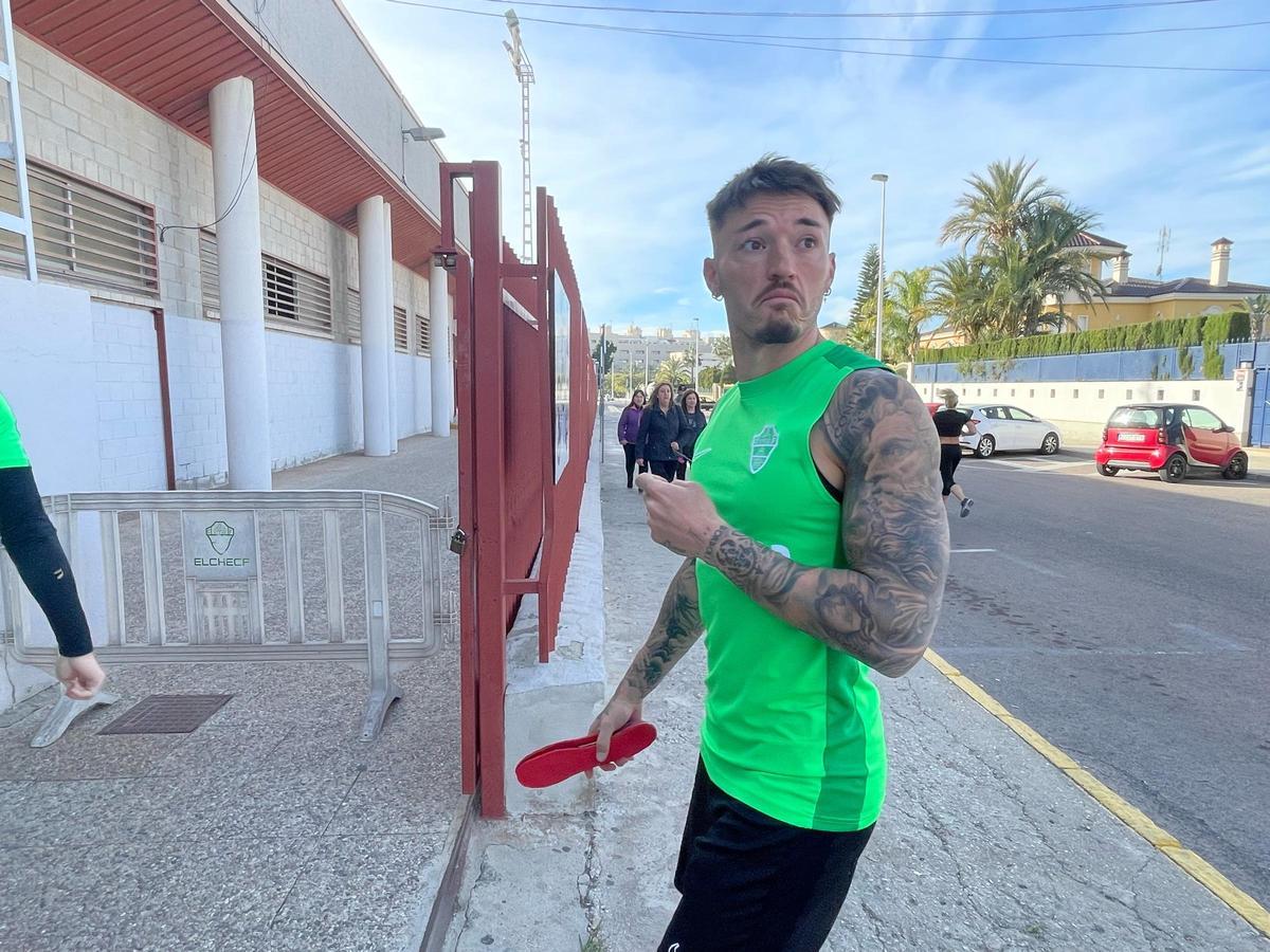Josan llega esta mañana al entrenamiento del Elche CF