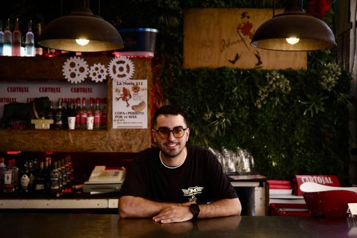 Carlos, camarero en una de las casetas de la Feria de Málaga