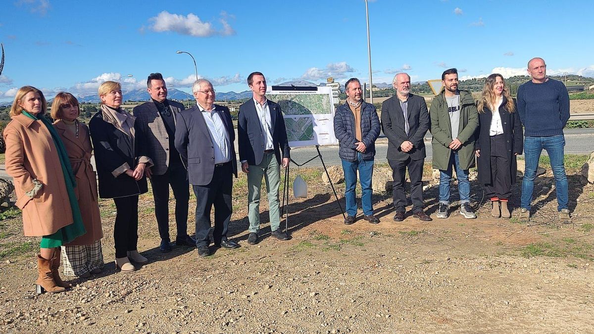 Las autoridades insulares y municipales durante la presentación del proyecto de reforma de la carretera Llubí-Santa Margalida.