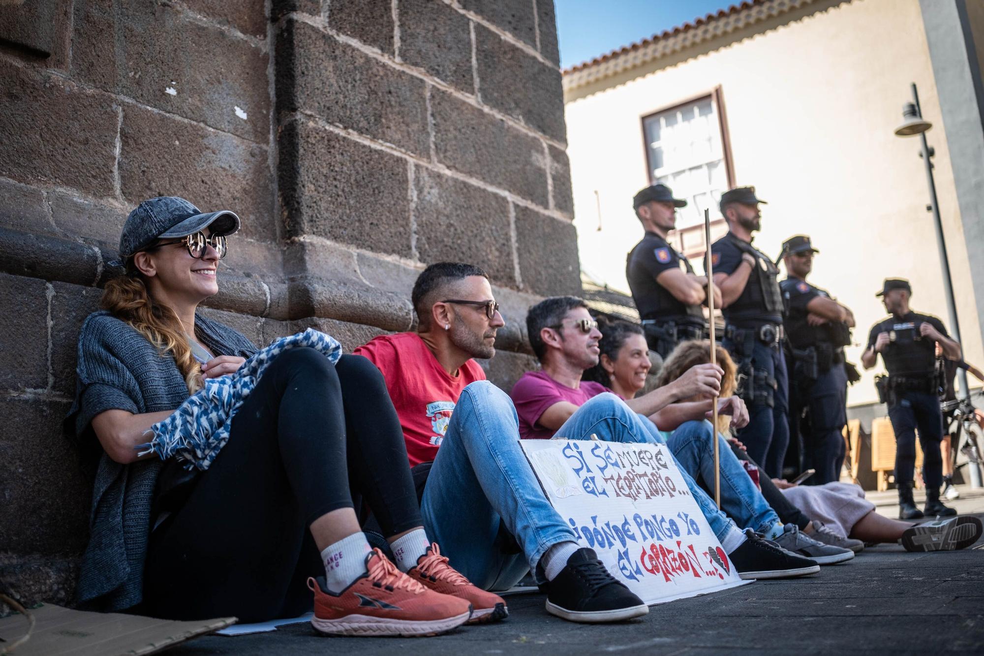 Sentada frente a la casa de Fernando Clavijo