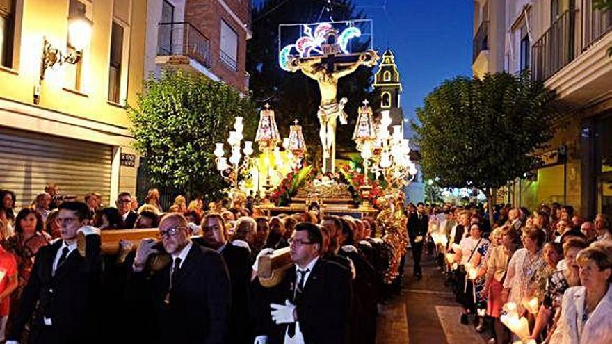El Cristo del Buen Suceso, arropado por los eldenses, en la procesión con la que anoche finalizaron las Fiestas Mayores.