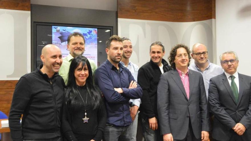 Desde la izquierda: Javier Menéndez, director de la Ópera de Oviedo; Manuel Paz, director de la Orquesta de Cámara de Siero (OCAS); Laura Iglesias, directora de &quot;Higiénico Papel&quot;; Félix Corcuera, actor; Ricardo Garijo, tenor; Carlos Dávila, actor y director de iluminación; Carlos Cuadros, director del Centro Niemeyer; Pachi Poncela, actor y guionista; y Antonio Ardura, de Viajes El Corte Inglés, que colabora con dos funciones de Oviedo.