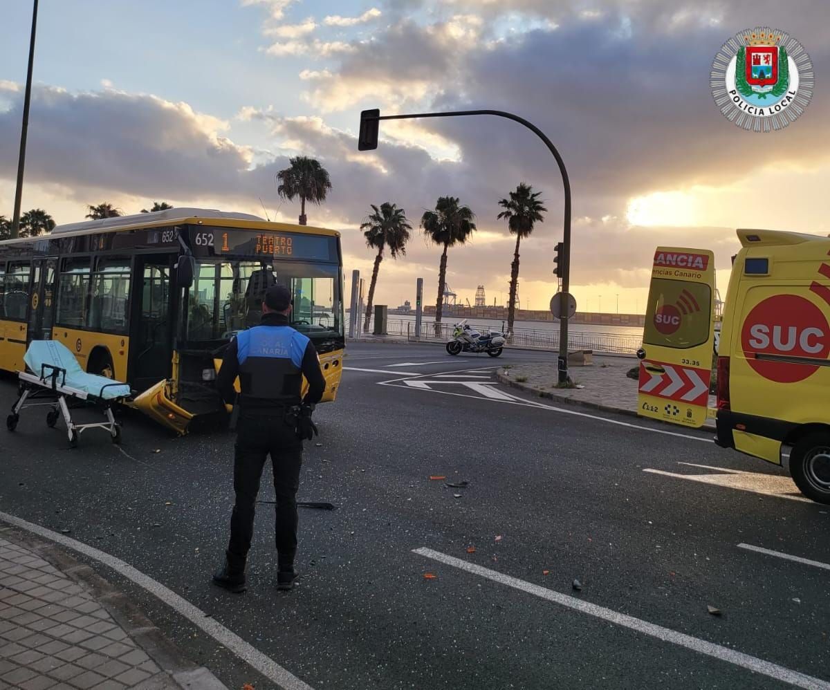 Así fue la aparatosa colisión entre un coche y una guagua en Las Palmas de Gran Canaria