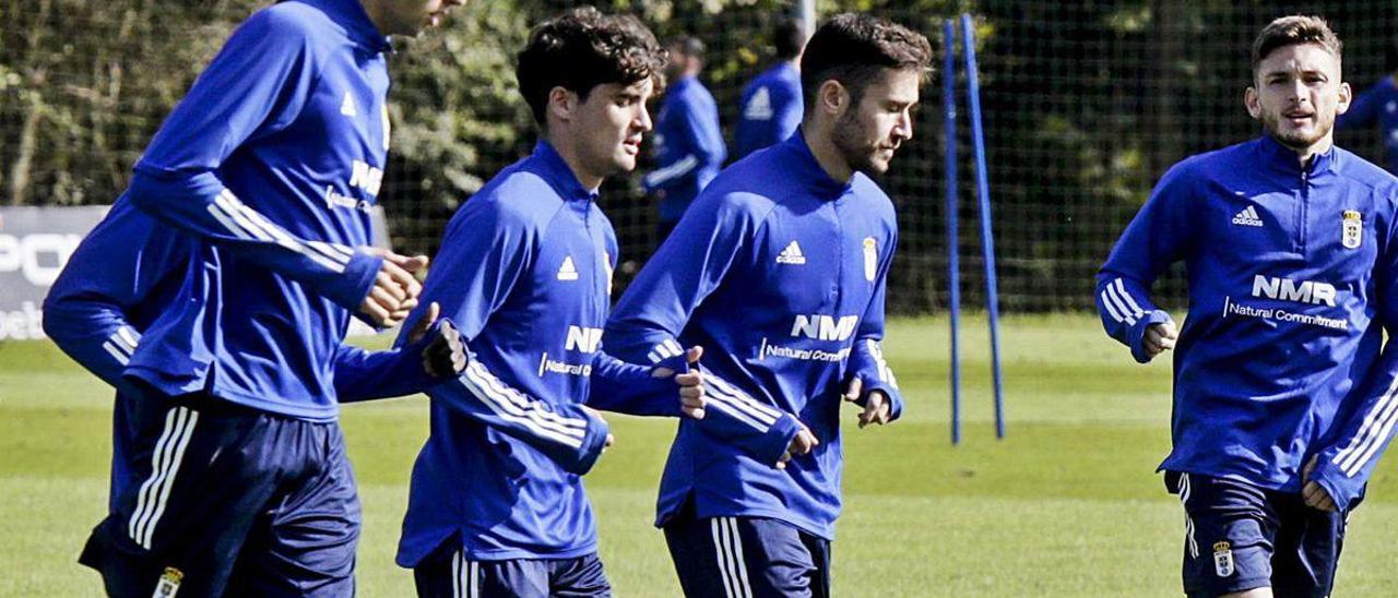 Edgar, con Obeng (tapado), Javi Mier, Lucas Ahijado y Viti, ayer, durante el entrenamiento del Oviedo.