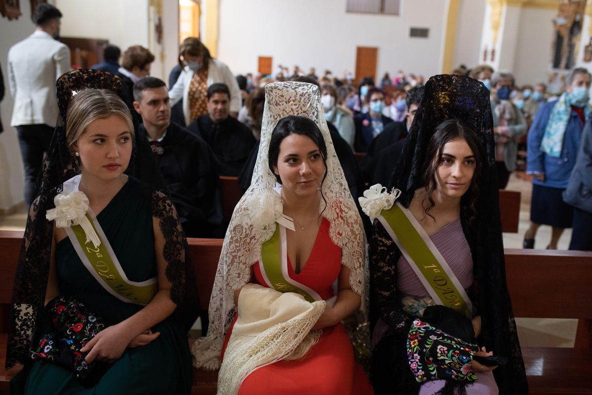 La reina y las damas de las fiestas en la misa en La Bóveda de Toro