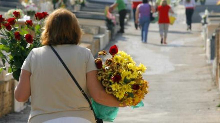 Menos gente y estancias más cortas de tiempo en los cementerios murcianos en el Día de Todos los Santos