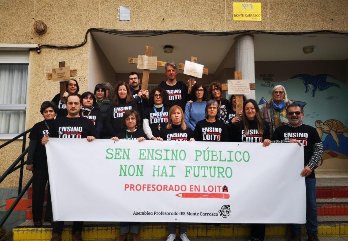 La concentración «martes negro» en el IES Monte Carrasco. | FDV