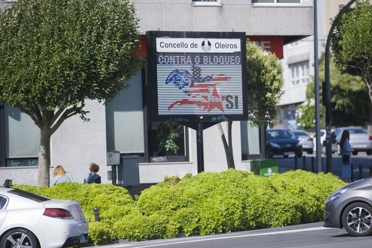 PANEL LUMINOSO DEL MUNICIPIO DE OLEIROS QUE MUESTRA UN MENSAJE CONTRA EL BLOQUE A CUBA DEL PRESIDENTE DE LOS ESTADOS UNIDOS DONALD TRUMP. CAMPAÑA A FAVOR DE CUBA