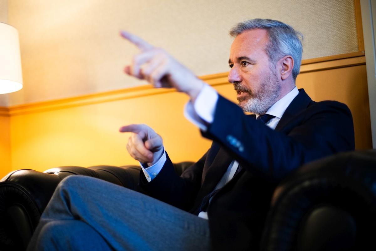El presidente de Aragón, Jorge Azcón, durante la entrevista en su despacho.