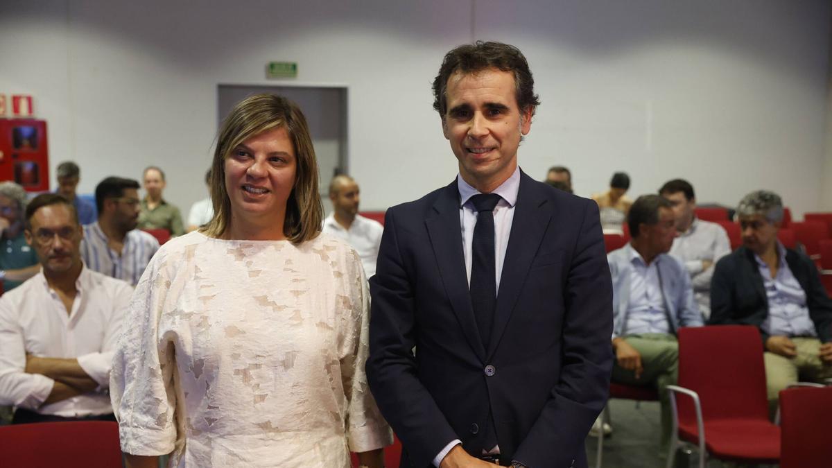 la vicepresidenta del Principado de Asturias, Gimena Llamedo, en la presentación de Encina, con el director general de Estrategia Digital e Inteligencia Artificial, Javier Fernández.