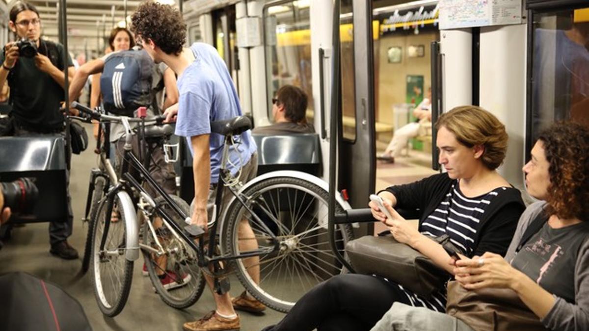 Ada Colau, en el metro, tras visitar Nou Barris, este lunes.