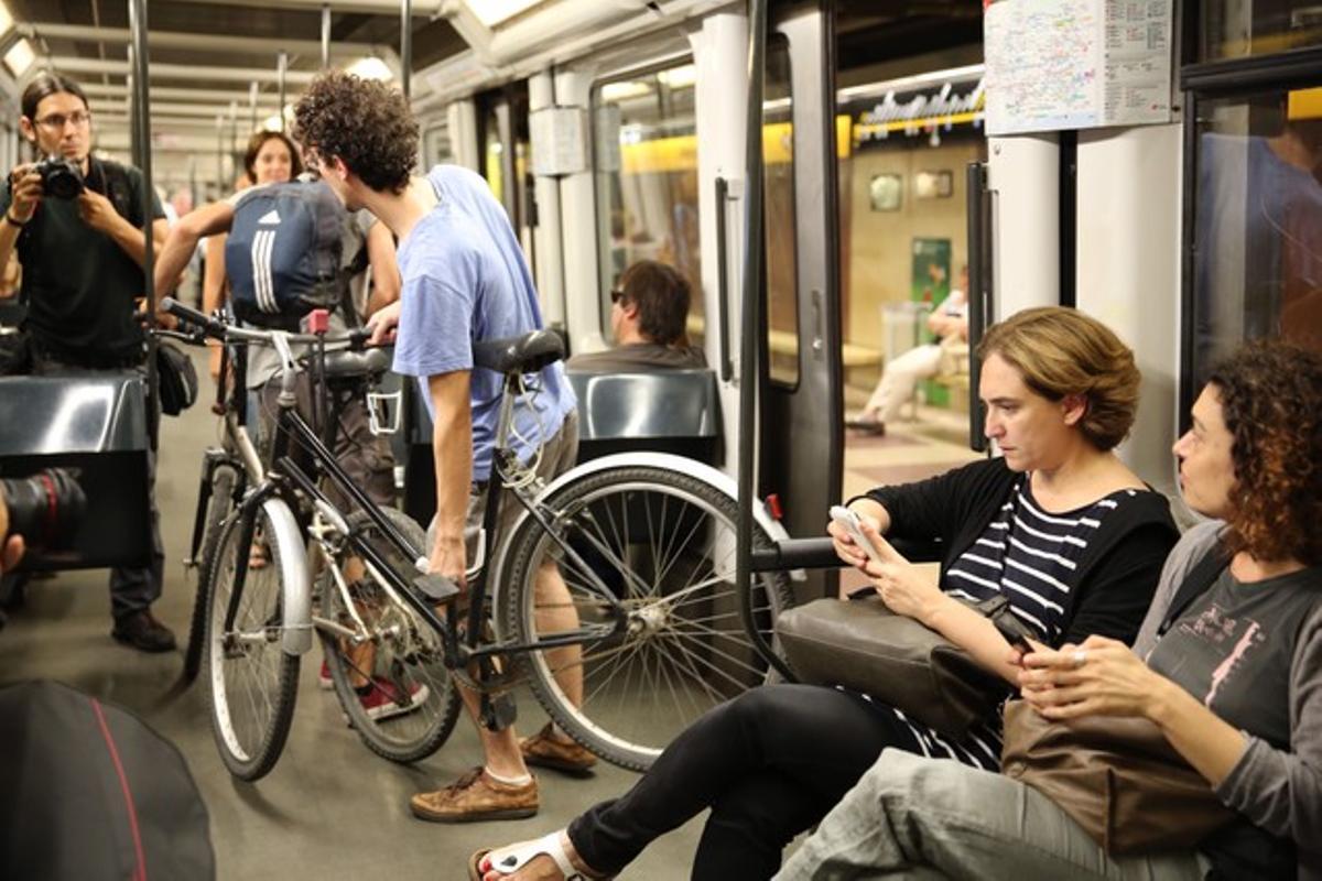 Ada Colau, al metro, després de visitar Nou Barris, aquest dilluns.