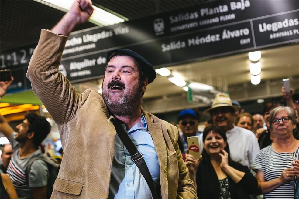 'Milana bonita' reivindica un tren digno para Extremadura en la estación de Atocha en Madrid