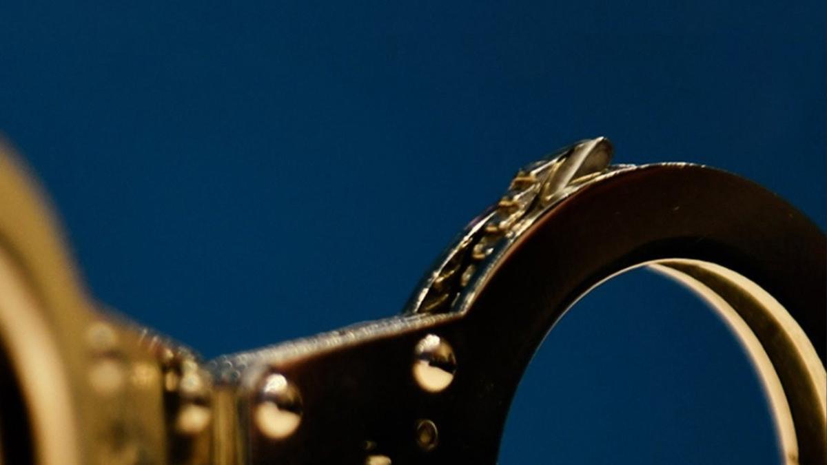 Archivo - Imagen de recurso de unas esposas de los Mossos d'Esquadra