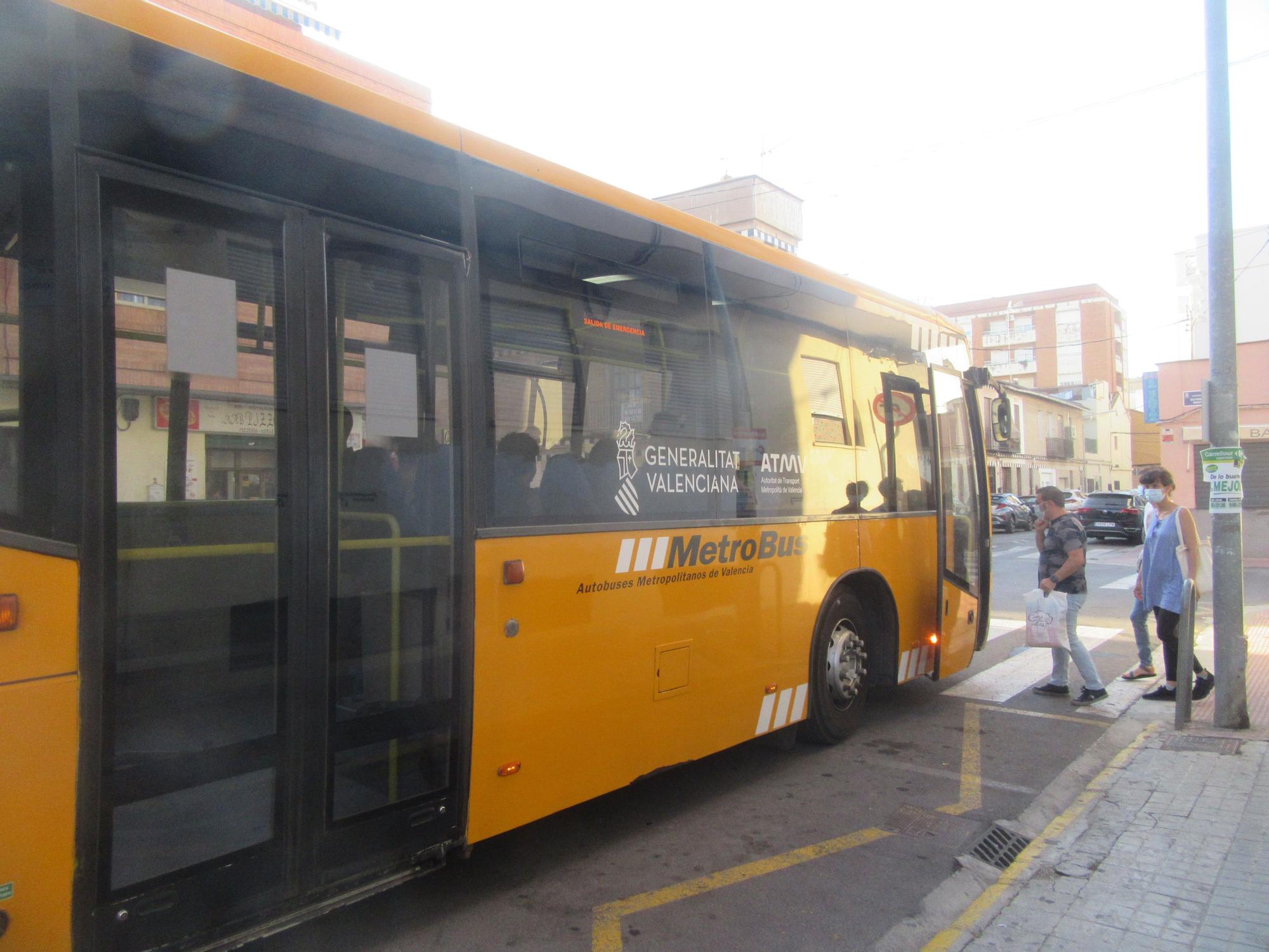 Autobús del metro en la parada de Burjassot-Godella.