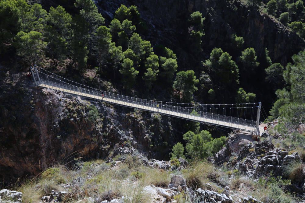 Inauguran el puente colgante de El Saltillo, en la Axarquía