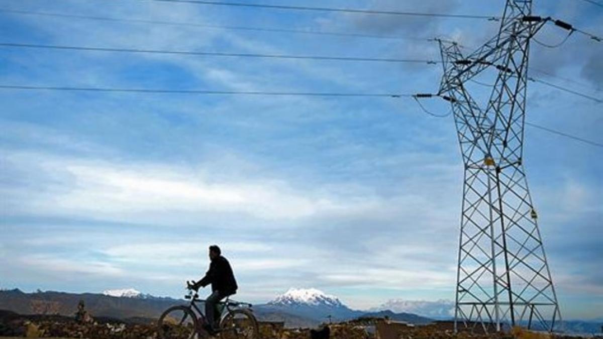 Torre de alta tensión de Red Eléctrica en la ciudad boliviana de El Alto.