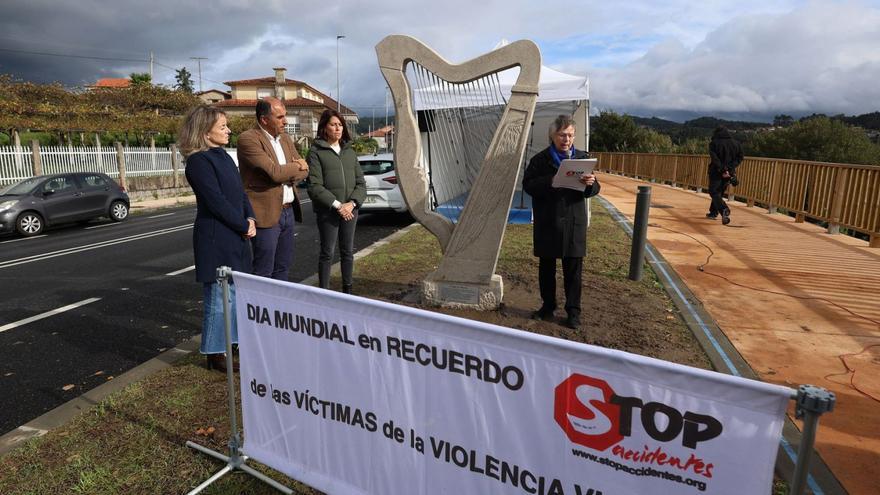 El monumento se instaló al borde de la carretera PO-308 en Poio.
