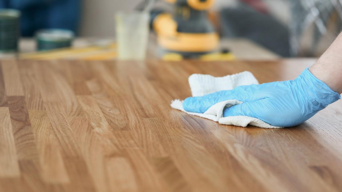 El truco de limpieza más eficaz para quitar el polvo de los muebles.