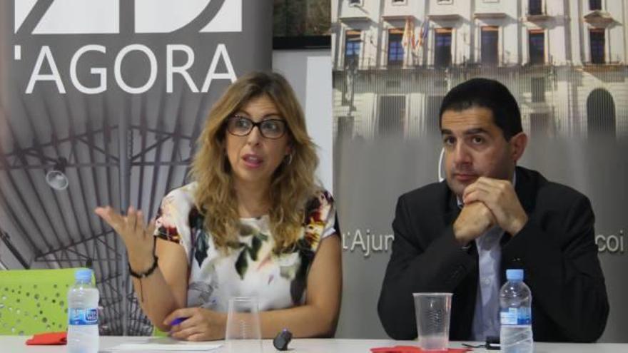 La directora de Empleo Rocío Briones explicó junto al alcalde Francés los planes del Servef.