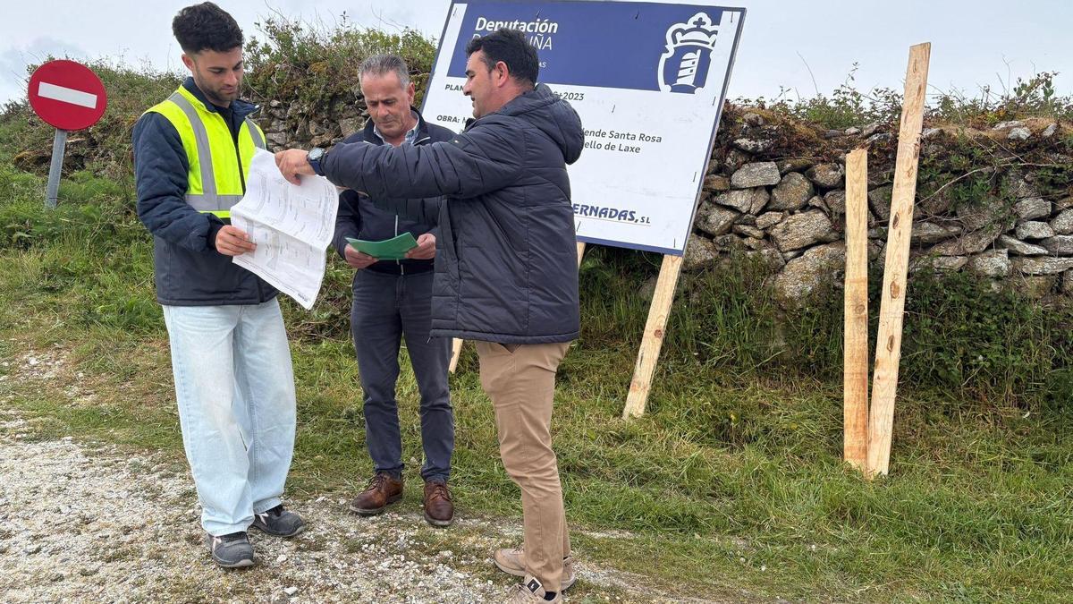 El alcalde de Laxe, Francisco Charlín, derecha, en la presentación del proyecto.