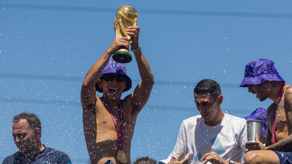 Thiago Almada durante las celebraciones en Buenos Aires del campeonato Mundial de Argentina