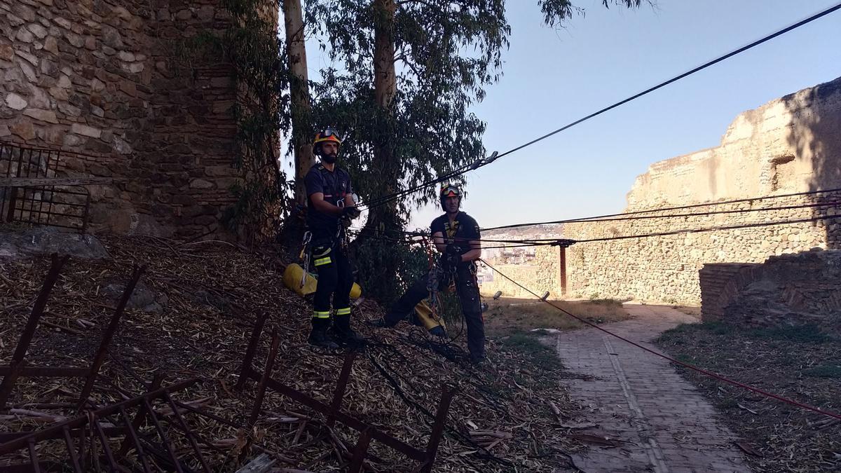 Los bomberos  inspeccionan dos pozos en la Alcazaba y Gibralfaro. Foto: Alejandro Santana Almendro