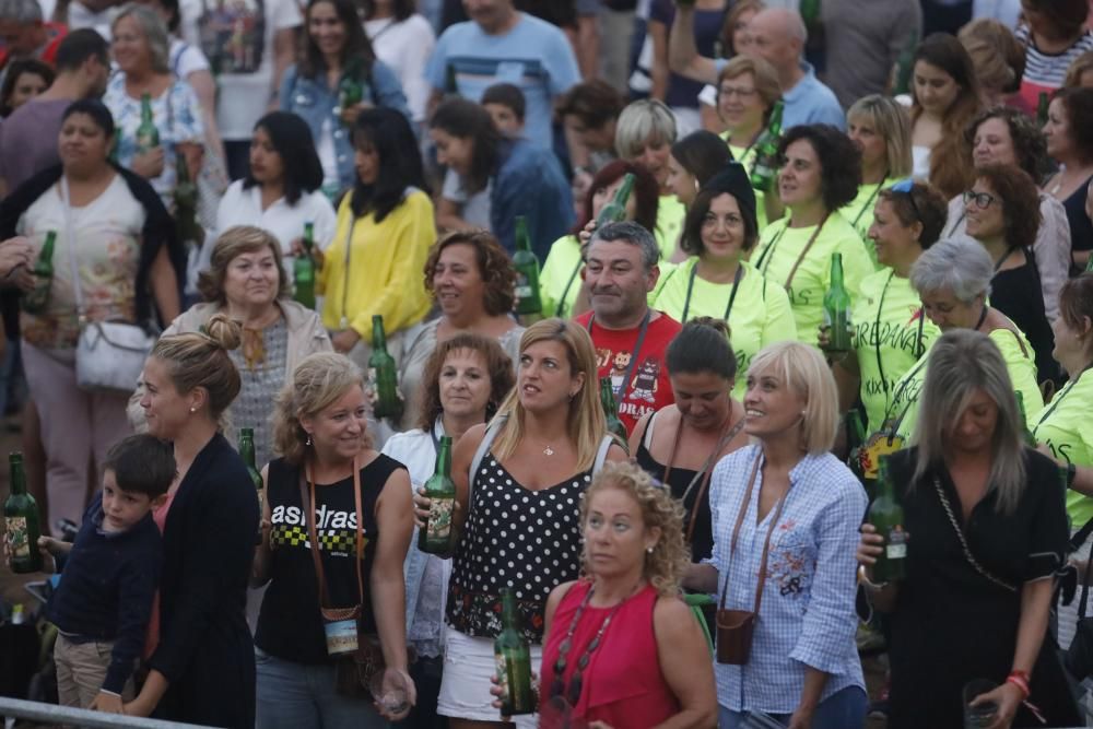 Gijón bate el récord de escanciado simultáneo de sidra